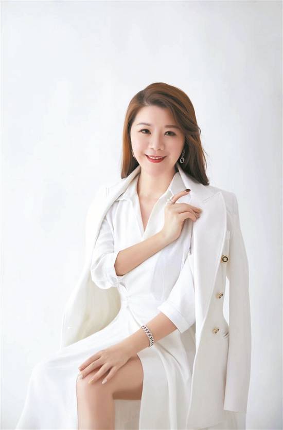 袁颖（2006年受资助学子、广东技术师范大学毕业、广州奇点联盟文化传播有