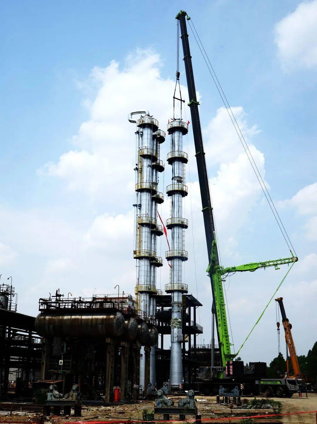 因t-202塔器与相邻的t-203塔器间平台无法在地面进行安装,施工作业