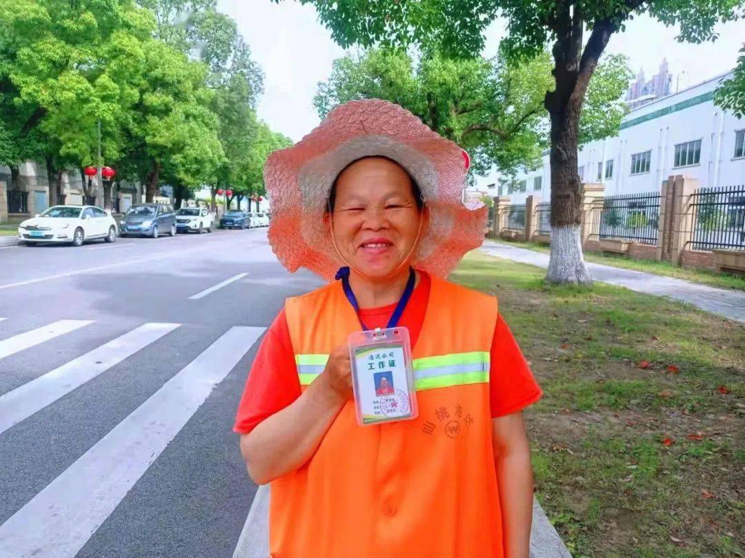 我市1670多名一线环卫工人亮证上岗