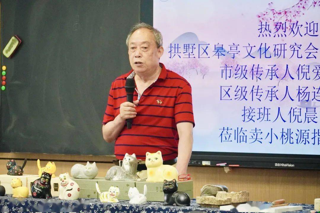 倪爱仁老师向同学们生动地介绍了半山泥猫的传说故事,让大家更了解了