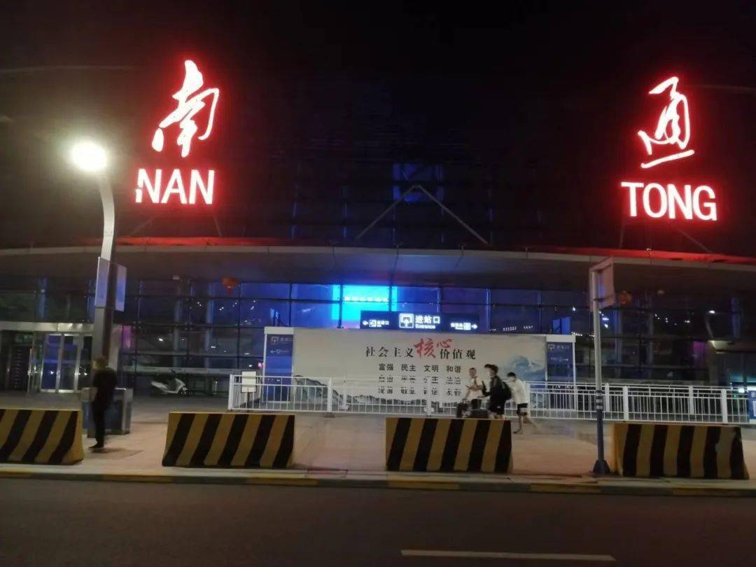 "昭通女孩高铁跪地救人"追踪 | 列车长眼中的刘晓姣:体现出的是担当和