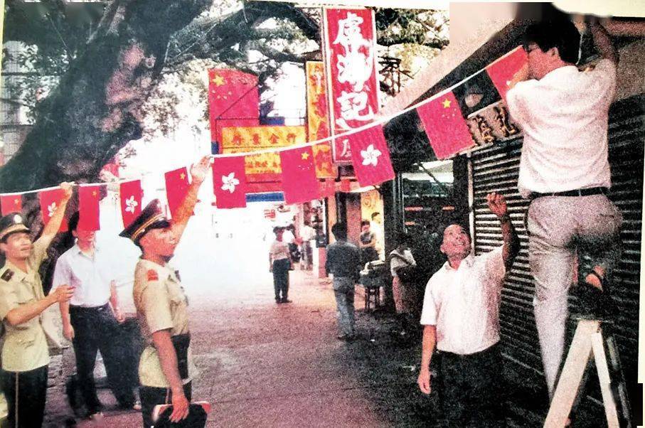 重溫迴歸時刻中英街邊界街坊徹夜無眠冒雨歡慶