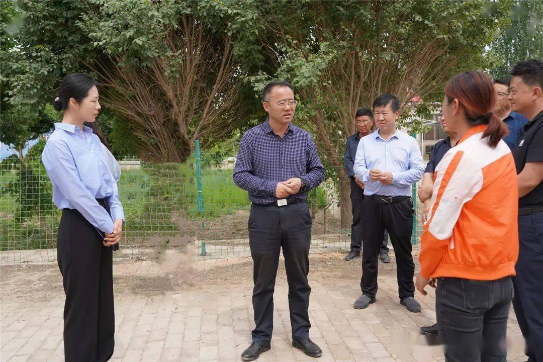 金塔县委书记李炯芳在金塔镇调研