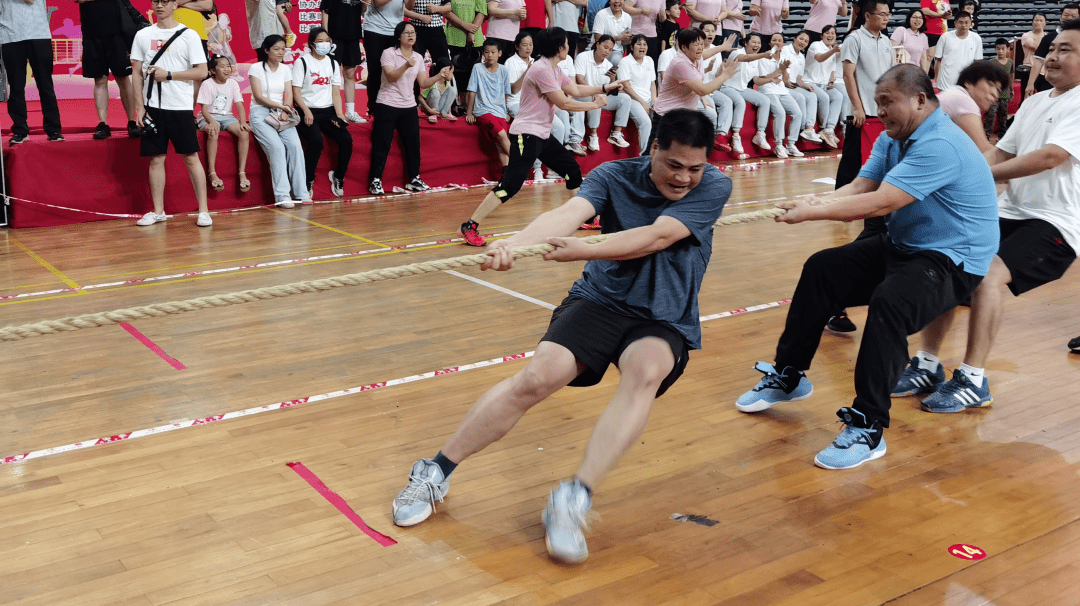 来宾市第二中学代表队在比赛中本次拔河比赛,设县(市,区)组,机关