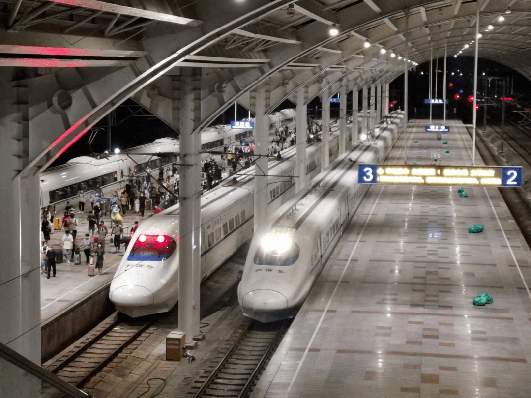 昭通女孩高铁跪地救人追踪列车长眼中的刘晓姣体现出的是担当和善良