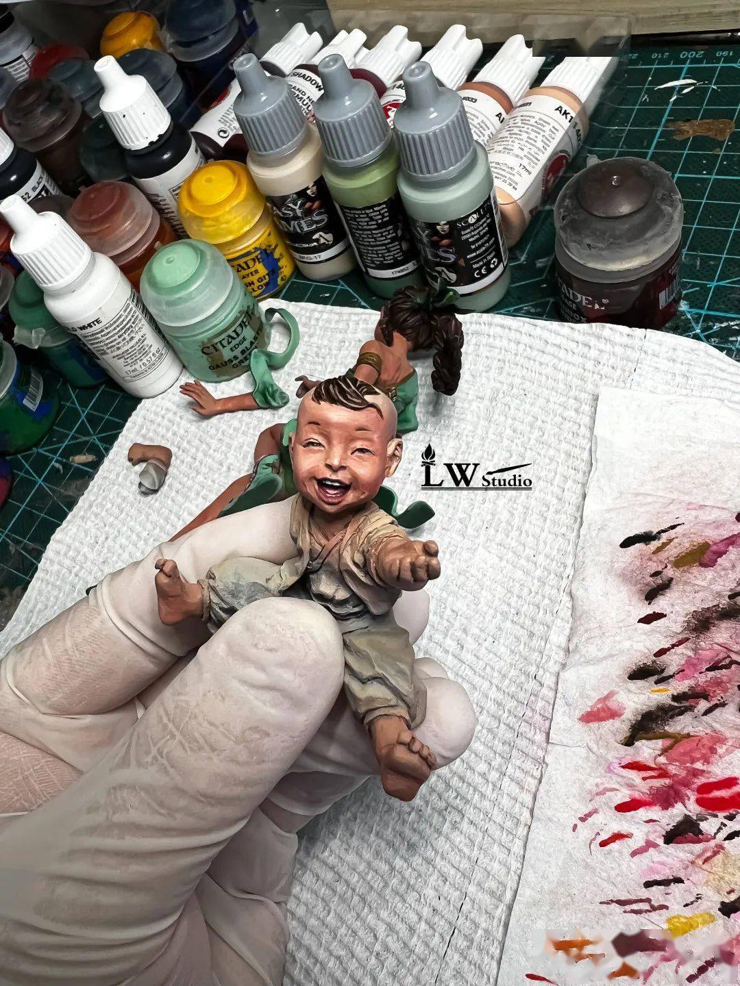 弟弟凌笙的涂装灵感就是模仿中国传统的年画娃娃,配色也是比较"怯"的