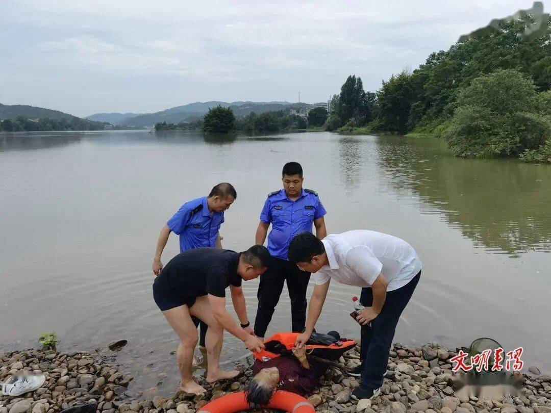 突发八旬老人不慎落水耒阳民警跳河紧急营救