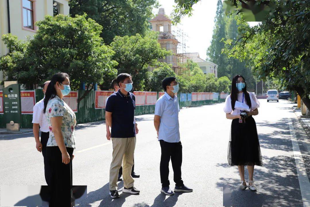 调研组先后走访铁树学校,实验中学,白云湖学校,现场察看问题清单整改