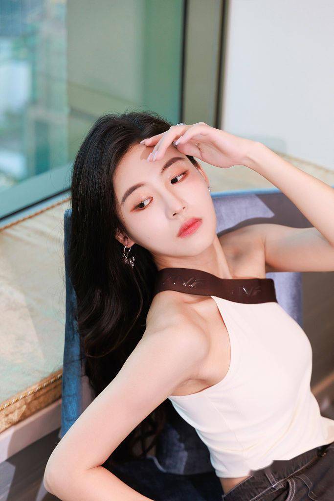 孙芮颜值很高.孙芮着露肩装.孙芮披散长发.孙芮身材绝了.