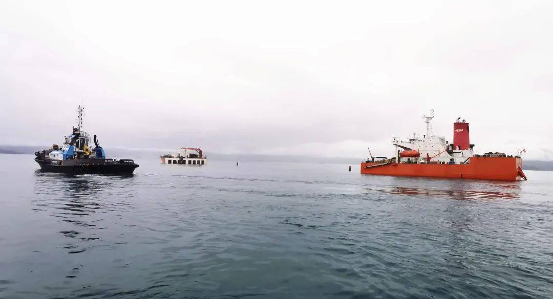 振华29轮成功浮卸1艘大型发电船