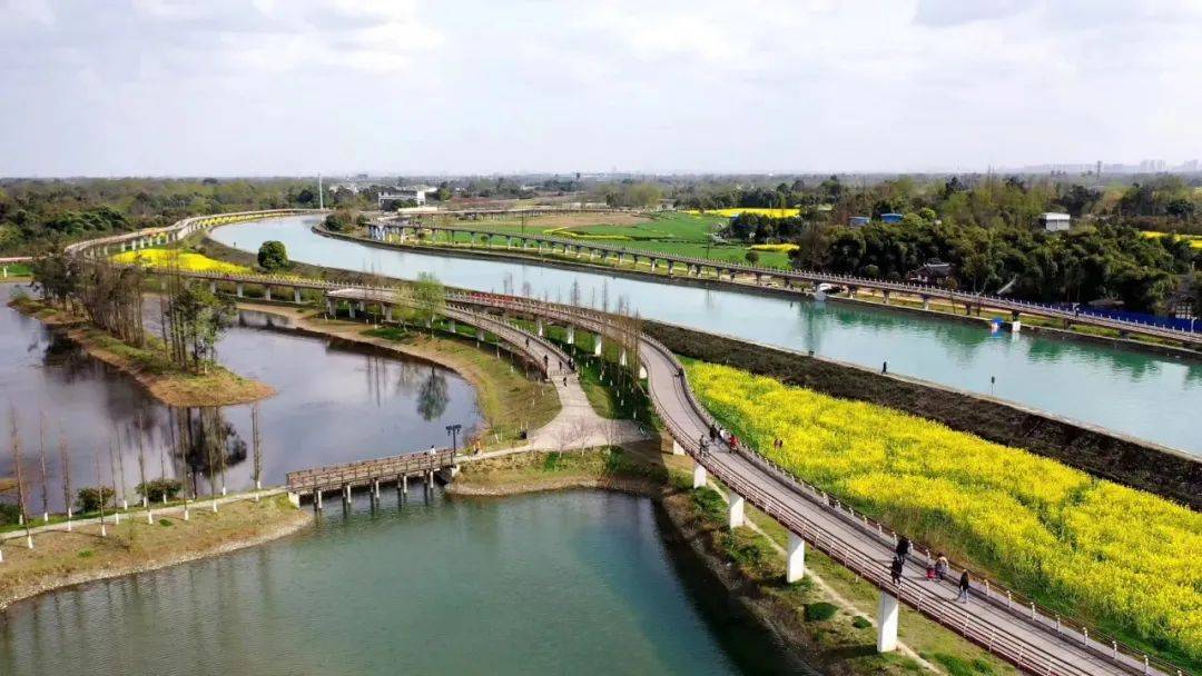 徐堰河"两河"穿镇而过,承担着成都市50%以上的供水,属都江堰自流灌溉