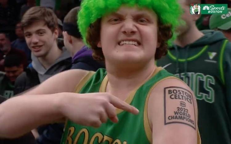 这就很尴尬了！绿军球迷在比赛直播中展示凯尔特人总冠军的纹身