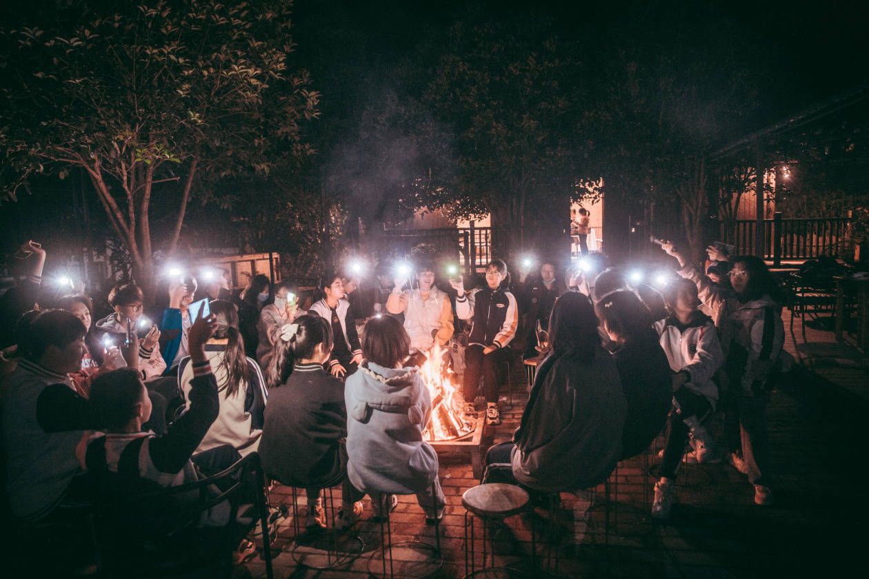 到了夜晚,乡村电影,民宿生日会,篝火晚会等"夜宿"主题活动人气十足.