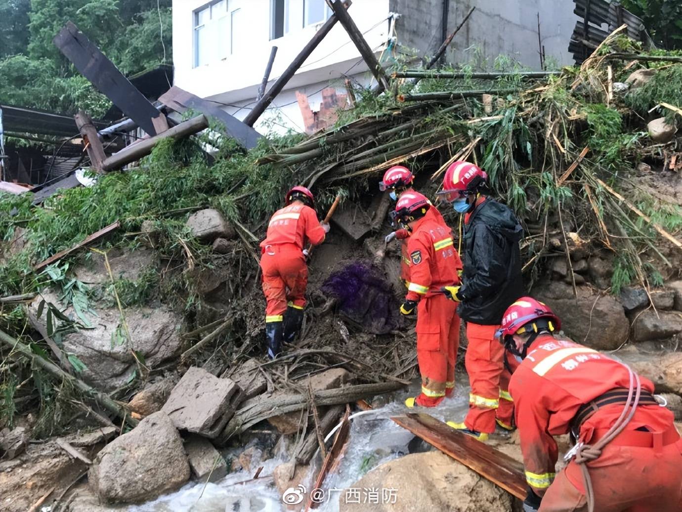 广西柳州融水突发地质灾害3名失联人员被找到交通及网络信号中断