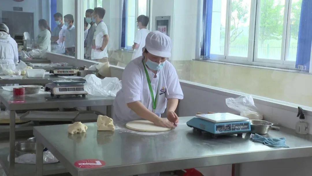 6月17日,文登区第二届花饽饽制作大赛在侯家镇花饽饽文创产业基地举行