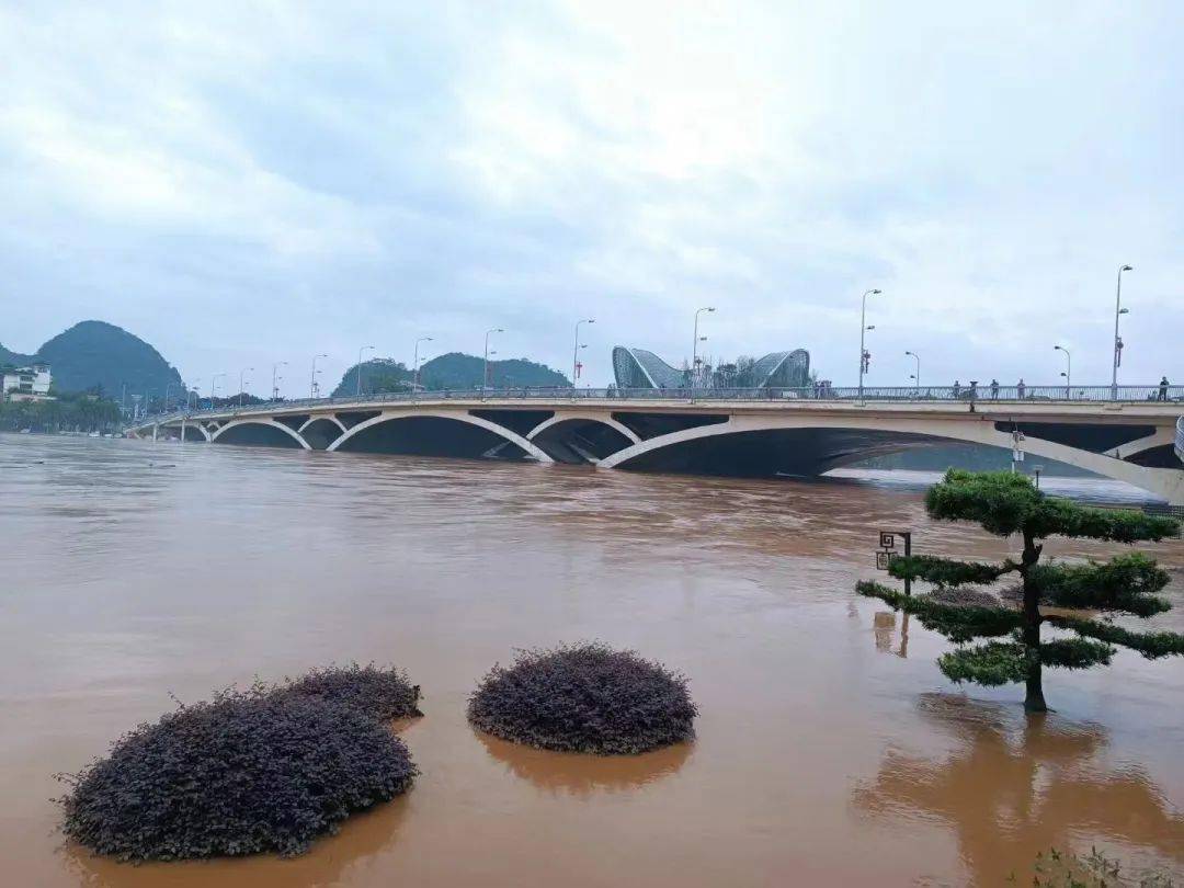 受低涡切变,冷空气共同影响,桂北,桂东部分地区过去一周多次出现暴雨