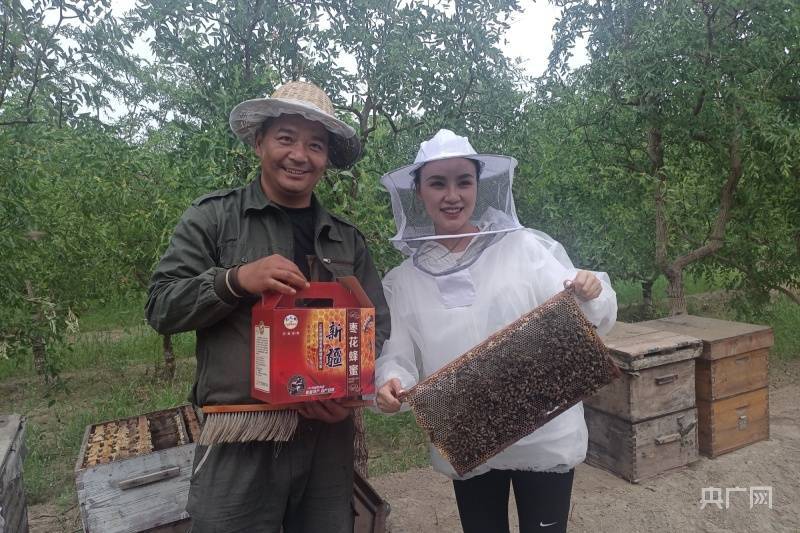 若羌县开展第八届云上“枣花节”之“甜蜜之旅”枣乡摇蜜体验活动