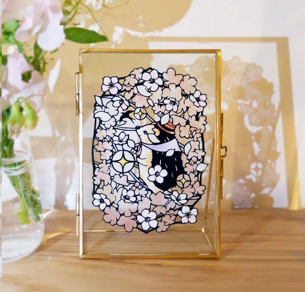 也为它进行了很多创作猫咪和柴犬,也在仰望花朵花草鸟兽,是大桥忍纸雕