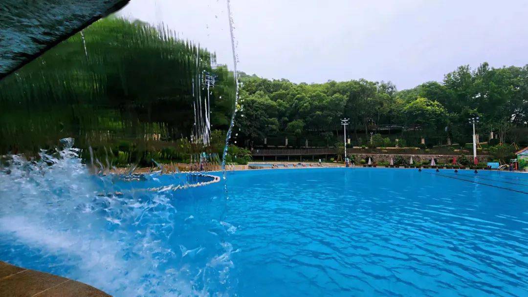 9元享【雪山饭店2000多平泳池特惠套餐】成人2000多平方米游泳券.