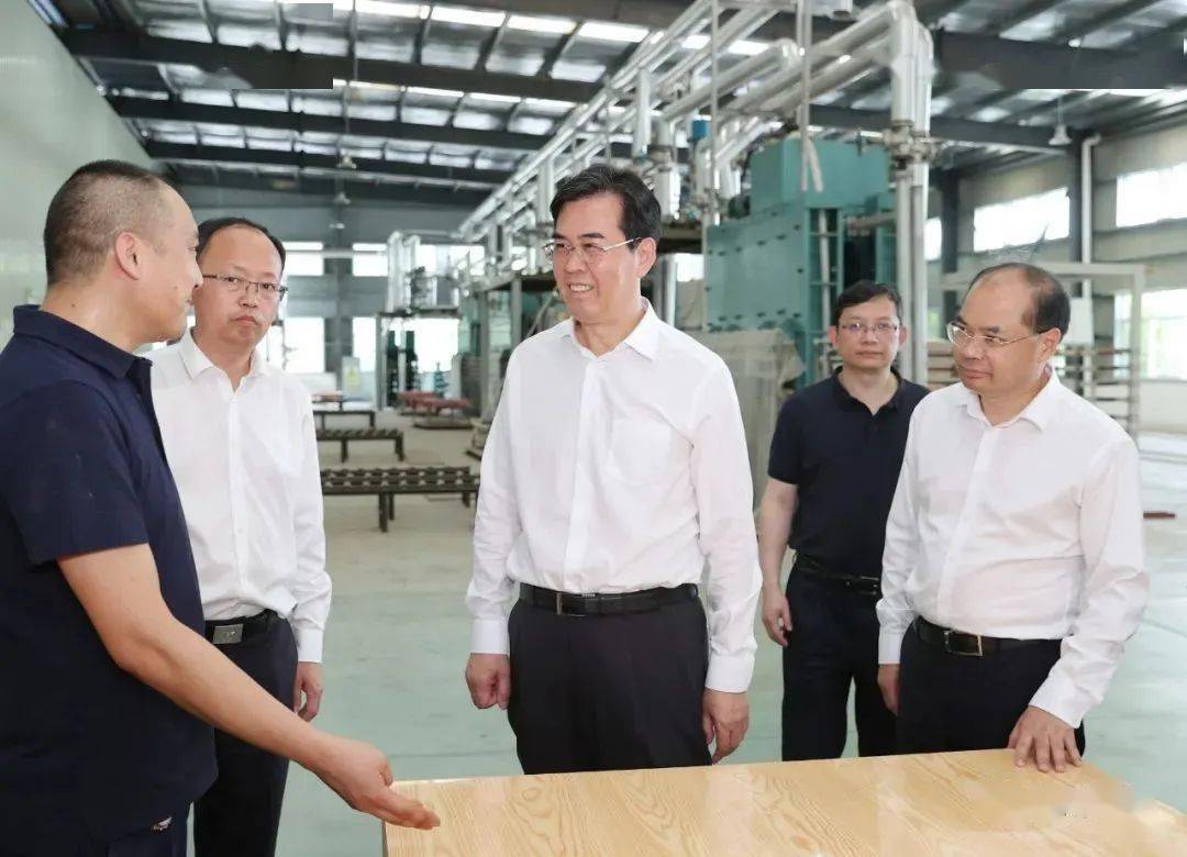 6月18日至19日,省委副书记,省长李炳军到黔西南自治州兴义市,册亨县