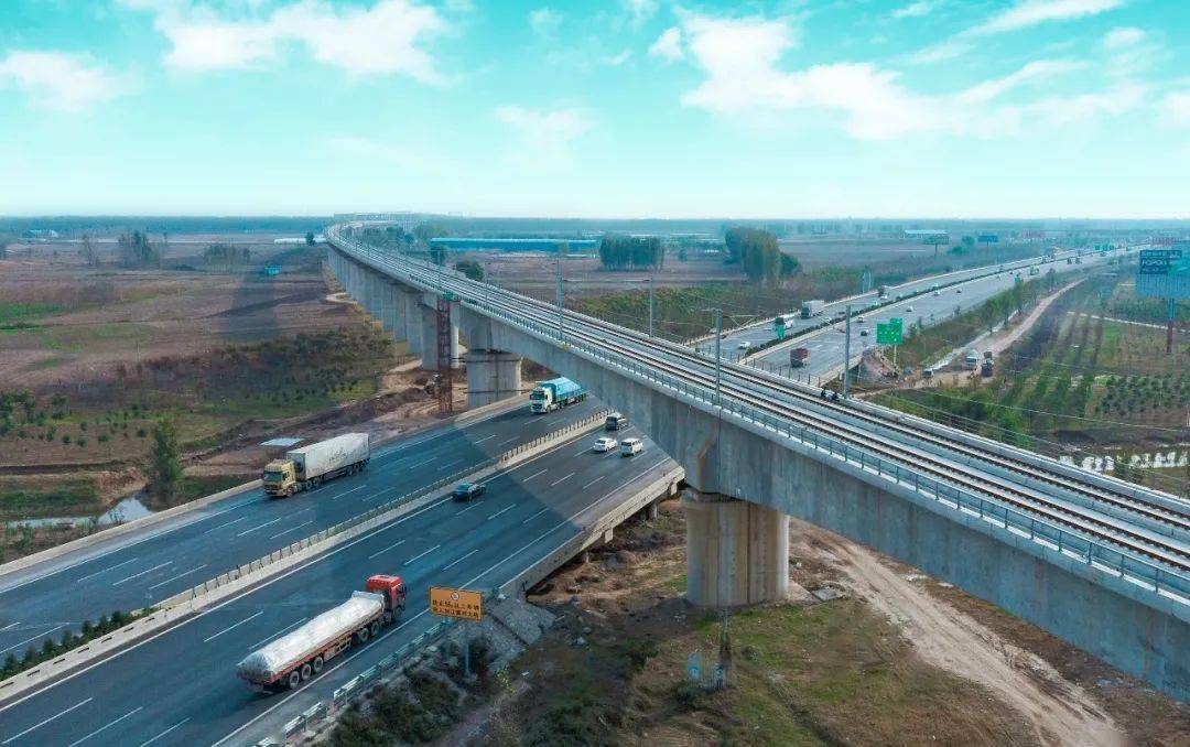 八纵八横新动力两条高铁一座枢纽同日开通