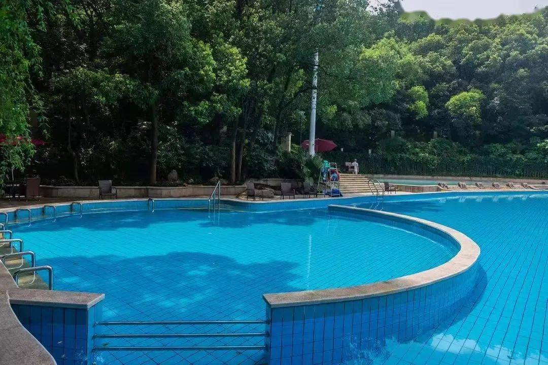 9元享【雪山饭店2000多平泳池特惠套餐】成人2000多平方米游泳券.