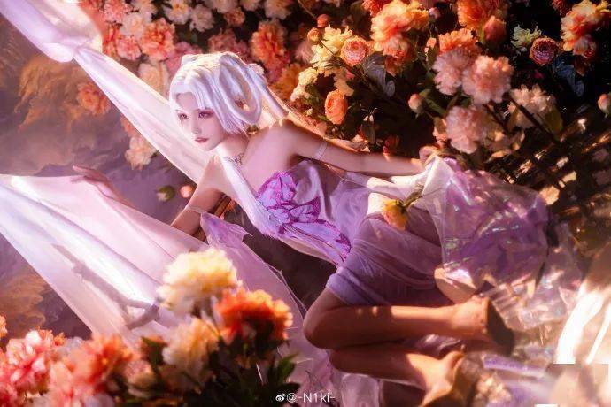 cosplay大赛捕捉一只在花丛中跳舞的飞蛾