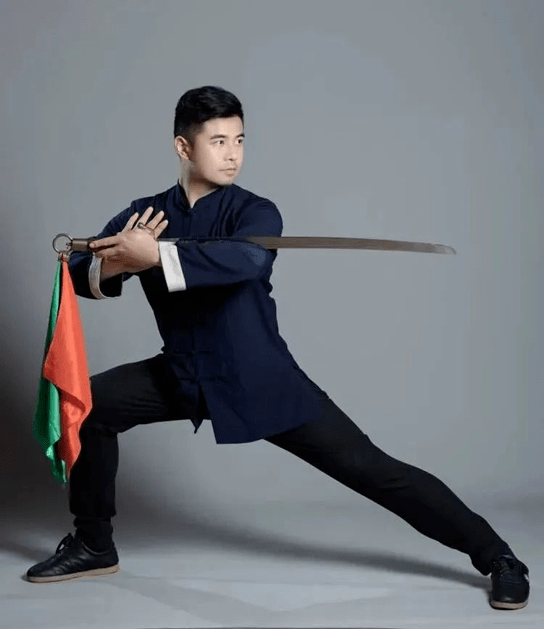 丁水德先生刀势牛春明先生拳势传自牛春明先生的这趟太极刀,大度自在