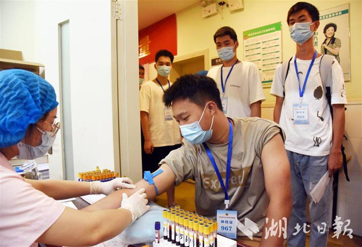 沙市区秋季征兵工作启动首批66名应征大学生体检