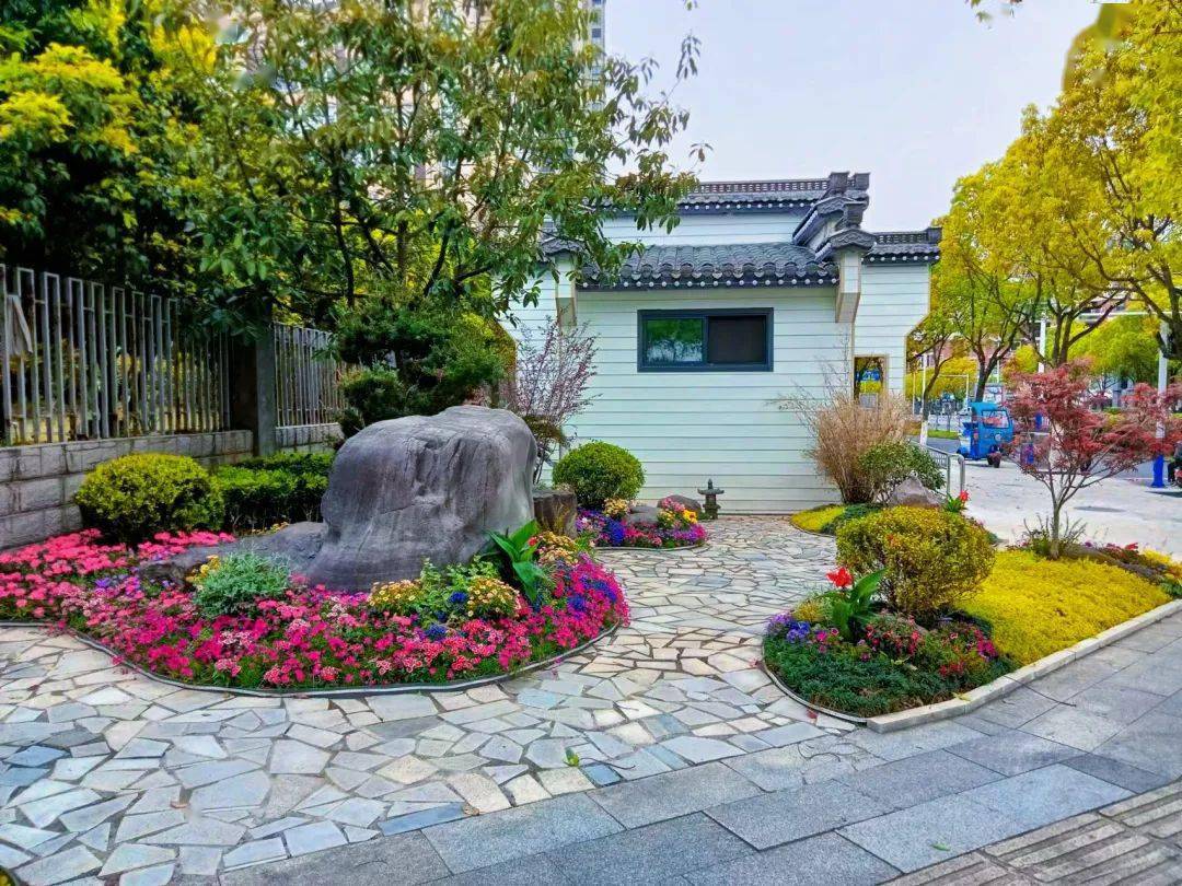 的四周环绕了五彩缤纷的时令花儿,引得鸟儿欢快地跳跃着,在这街角之处