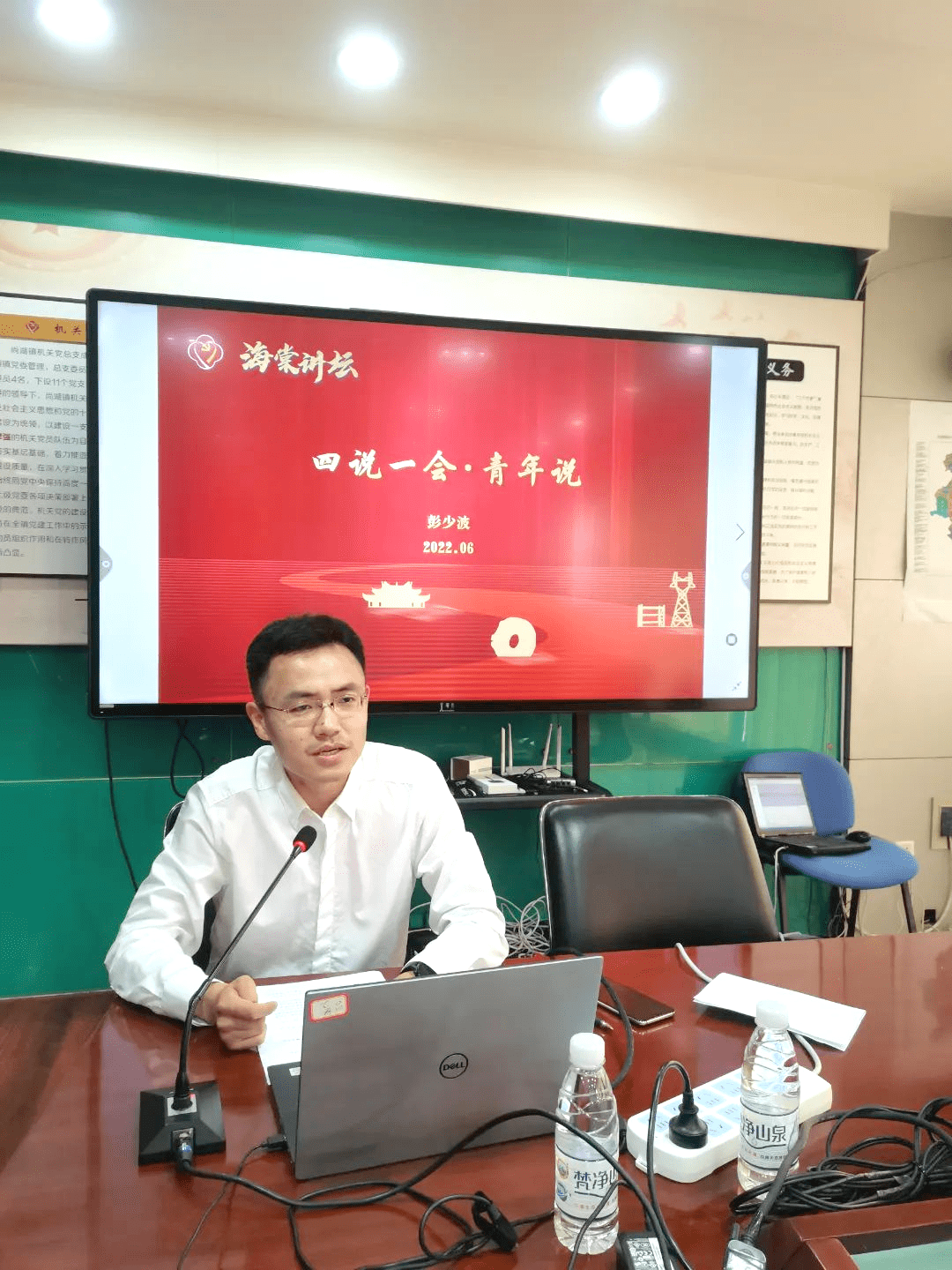 通过"海棠讲坛·青年说",党政办副主任彭少波,团委书记邹宇彬结合自身