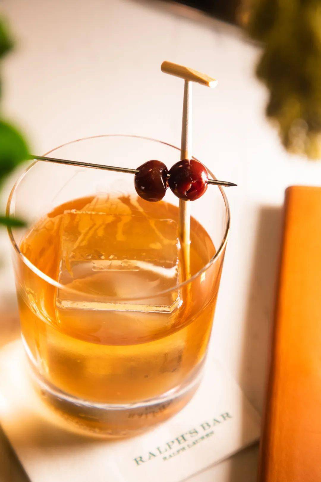 杜林红味美思桃子利口酒为基酒,另外配上了苦艾酒与安高天娜苦精