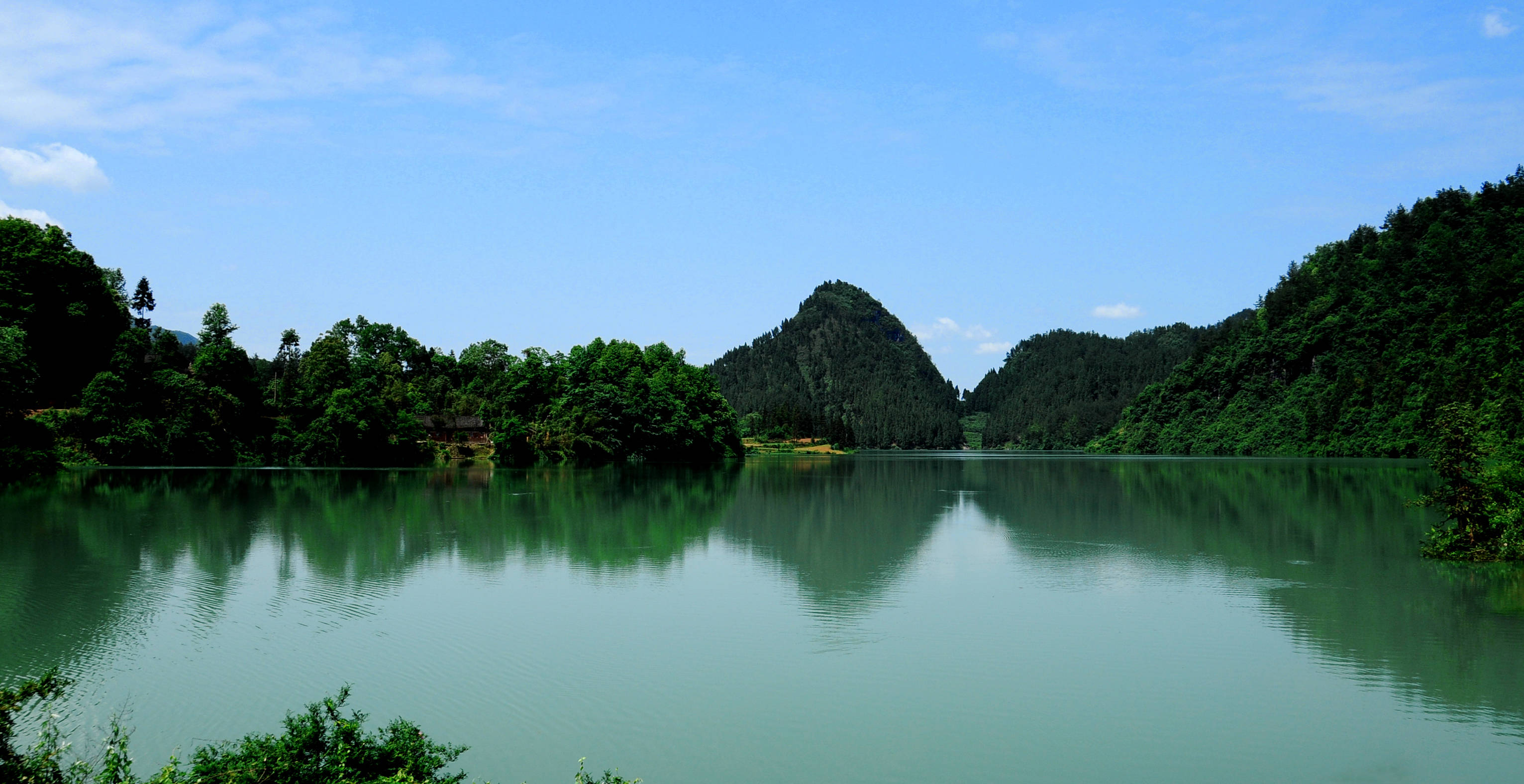 立足县内旅游资源优势,盯紧周边客源市场,围绕"商,养,学,闲,情,奇"