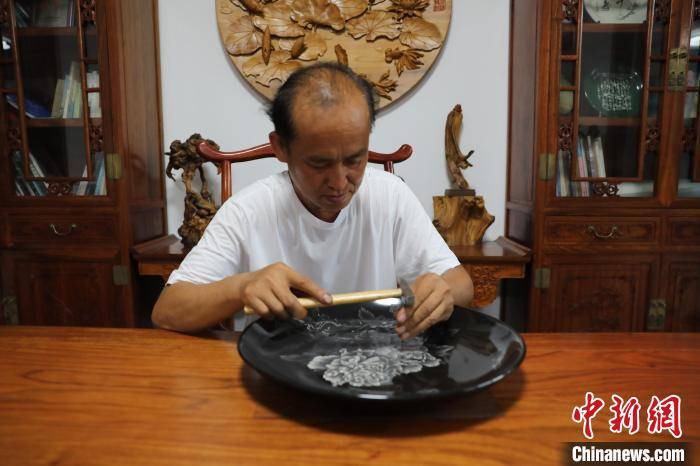 河北沧州民间艺人打造刻瓷博物馆 致力非遗传承