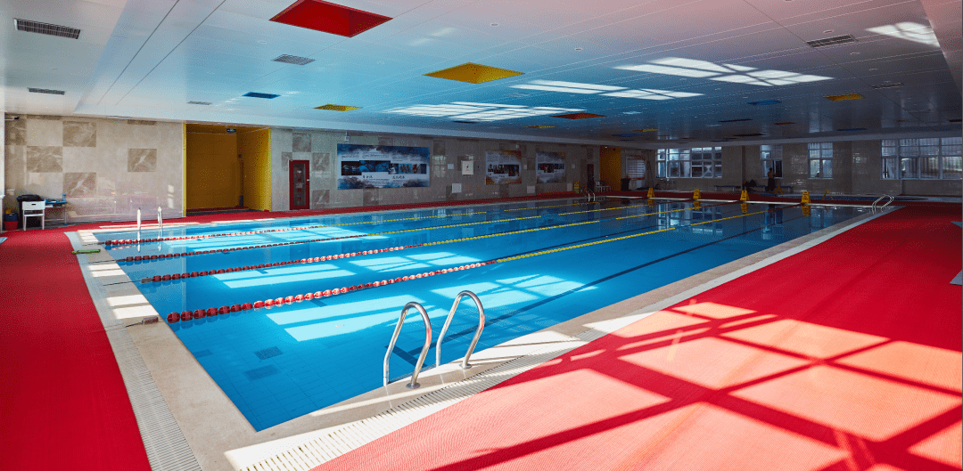 学校环境清新典雅,除普通教室外,配有室内游泳馆,篮球馆,舞蹈教室