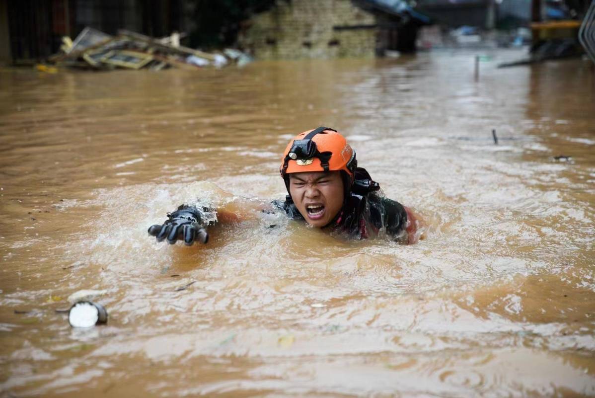 东莞消防迅速出动支援韶关抗洪抢险_救援_人员_老人