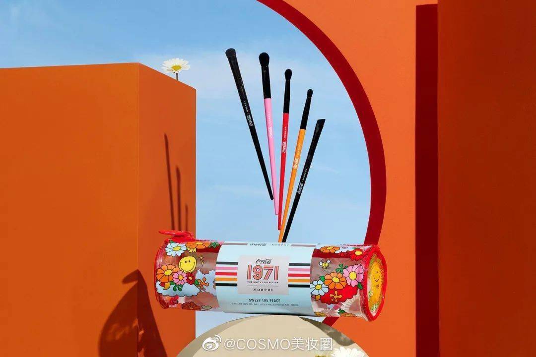 可口可乐联名橘朵推出新包装又是星河漫步主题设计