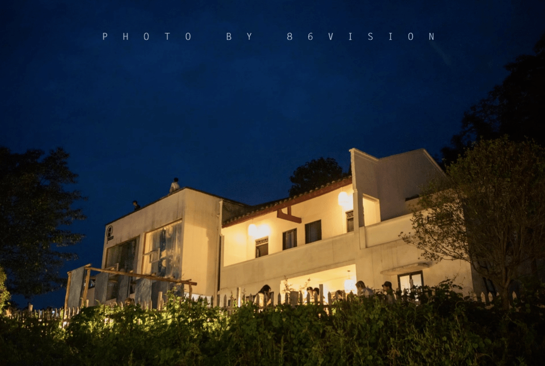 夏意渐浓煞是好看一幅写意油画在你眼前展开帷幔上光斑摇曳看雾霭透过