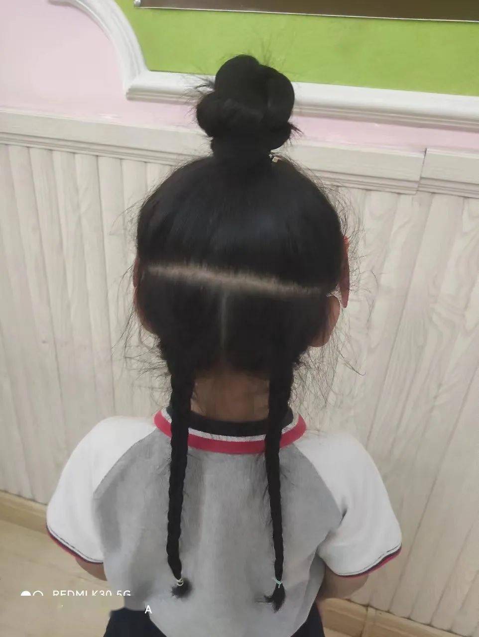 复古的麻花辫,可爱的丸子头,还有有趣的羊角辫,每一个发型都融入了