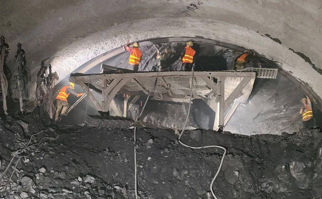 先后顺利双向贯通,大凉山1号隧道平导tbm累计突破8500米大关,大凉山2