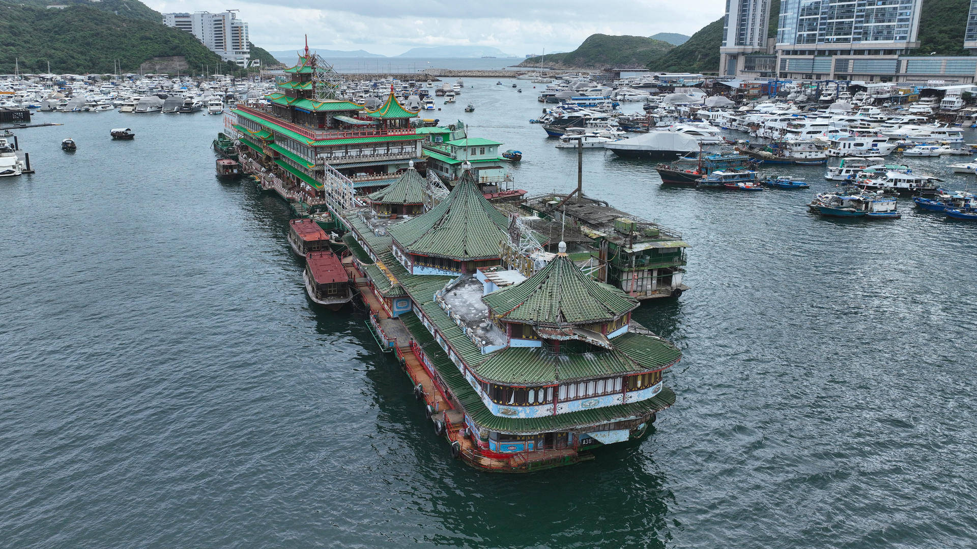 《食神》取景地香港珍宝海鲜舫沉没，业内人士：船体不适合远洋航行，打捞没有意义