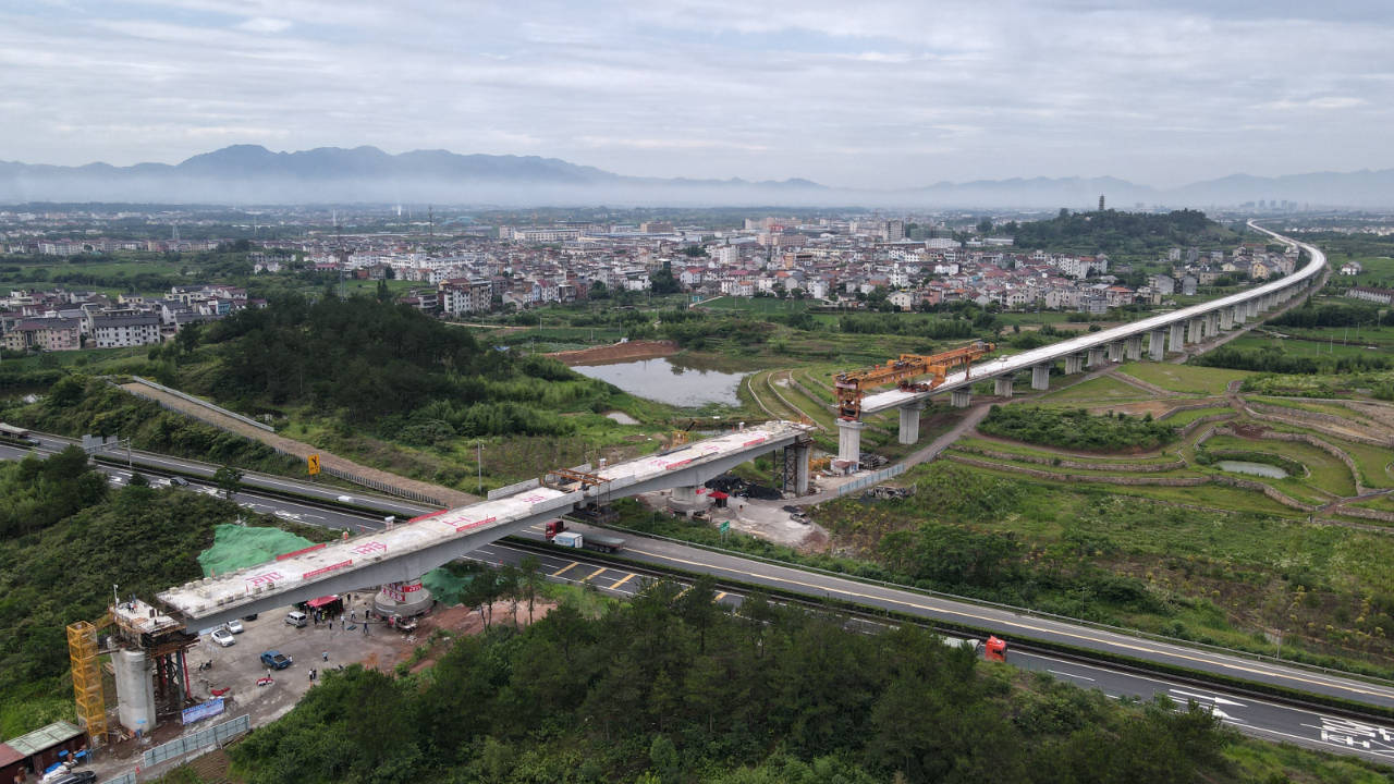 鐵路建成通車後,將串起寧波舟山港跟義烏大陸港之間的便捷交通,從寧波