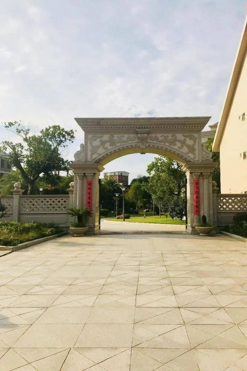 近日,有读者爆料,南安市美林街道庄顶村的村中心有一座"庄园式"的别墅