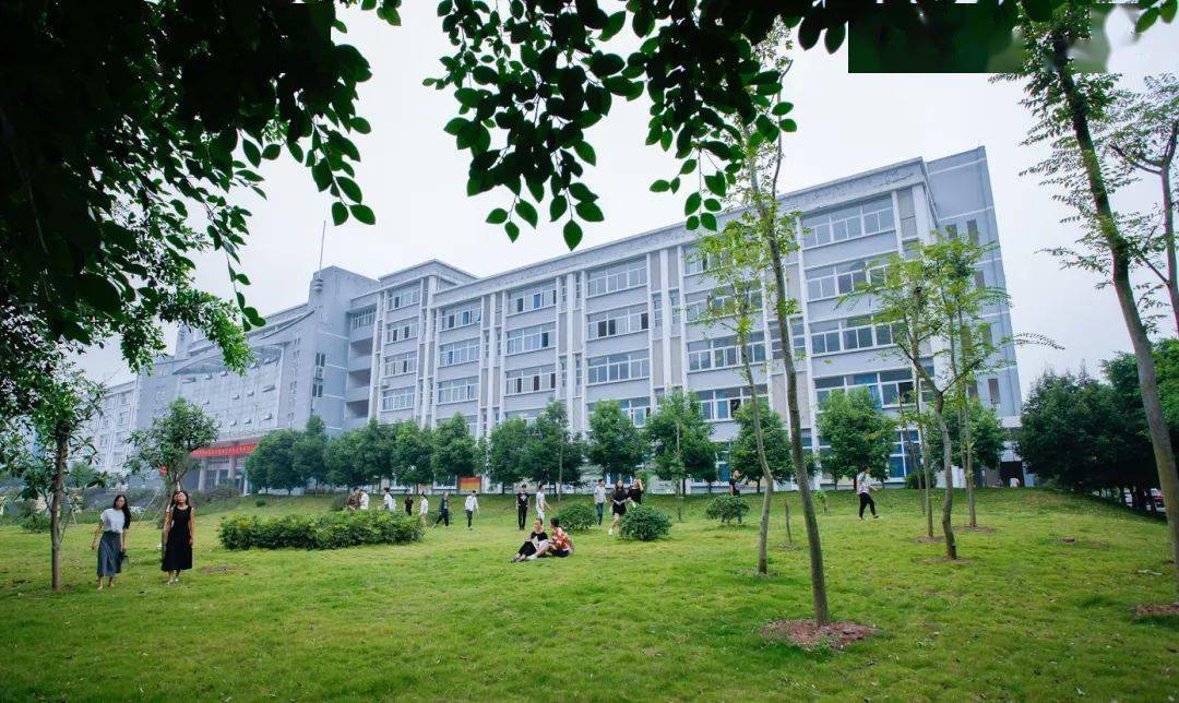 是陶行知先生于1946年创办的社会大学,2005年经重庆市人民政府批准