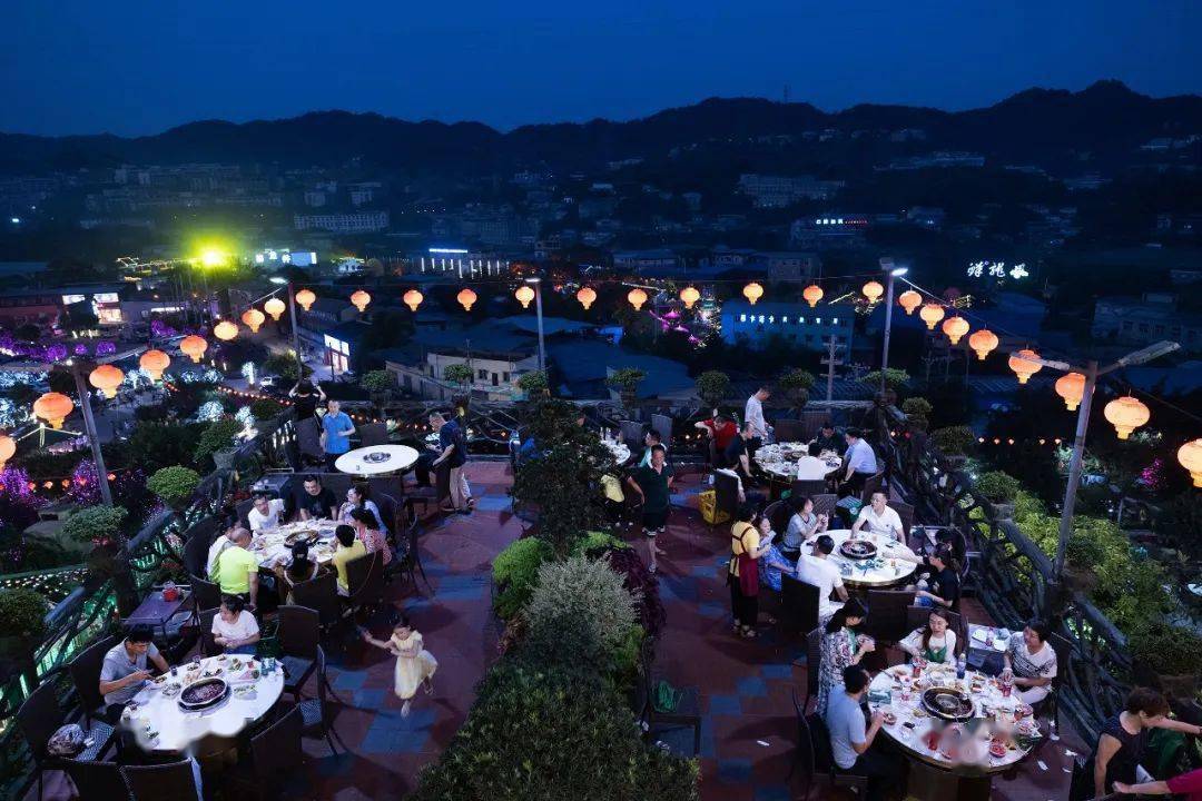 2021年7月29日,重庆南岸区南山,在露天平台上吃火锅的人们.