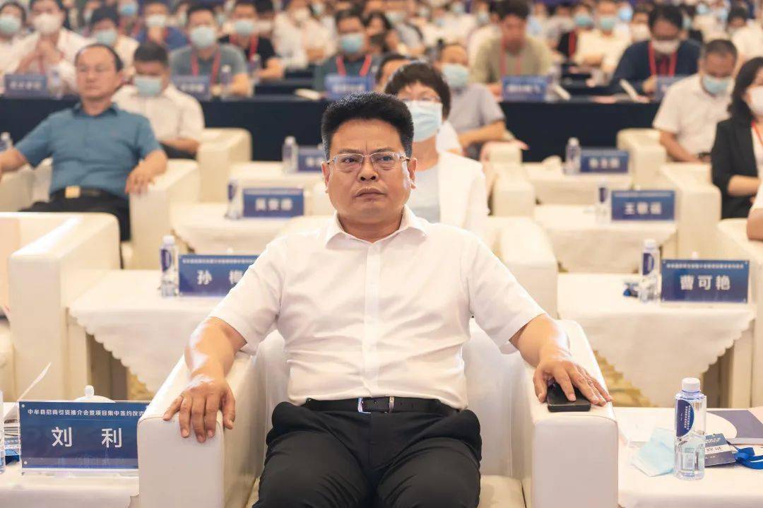 刘利表示,中牟县各级党政干部将始终把企业家当家人,把企业的事当自己