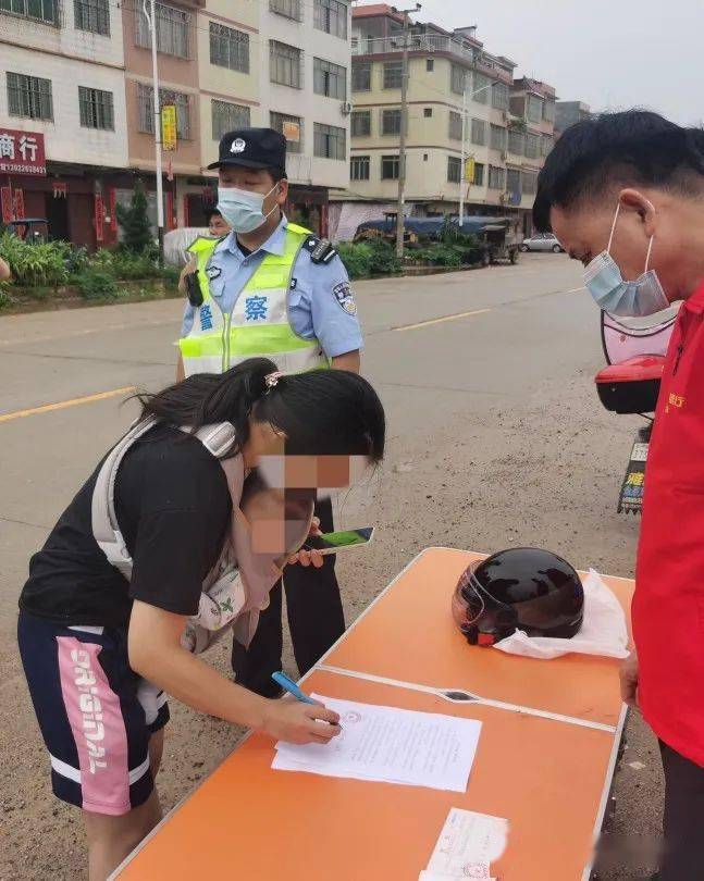 文明交通封开共享头盔让每日一设卡执法更有温度
