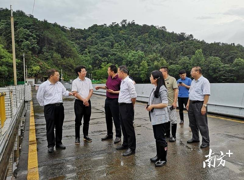 韶关市文广旅体局党组书记,局长黄宣剑第一时间前往仁化丹霞山,石塘镇