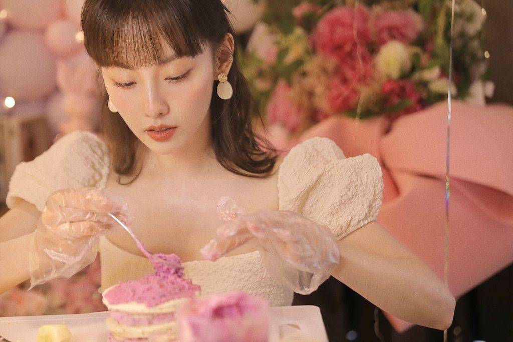 张嘉倪工作室发布生日写真穿泡泡袖粉裙蛋糕前许愿