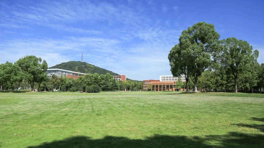 琴湖▲学校南湖▲学校全景而地处合肥高新区大蜀山南麓的安徽新华学院